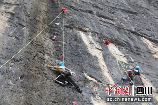 川渝自然岩壁万源八台山攀岩公开赛举行。马发海 摄 川渝自然岩壁万源八台山攀岩公开赛举行。马发海 摄