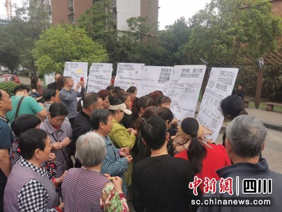 居民为亟需解决的社区治理难题投票。 金牛社区供图 居民为亟需解决的社区治理难题投票。 金牛社区供图