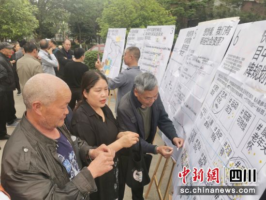 居民为亟需解决的社区治理难题投票。 金牛社区供图 居民为亟需解决的社区治理难题投票。 金牛社区供图