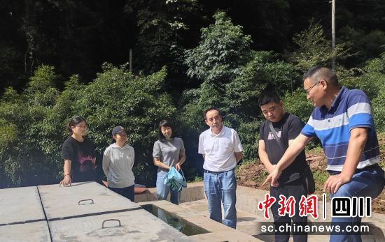 调研现场。雨城人大 供图 调研现场。雨城人大 供图