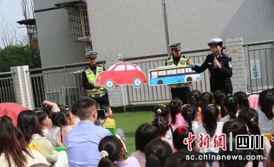 宣传活动现场。沿滩交警 供图 宣传活动现场。沿滩交警 供图