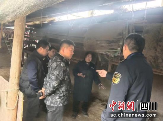 镇舟镇纪委联合综合执法办工作人员进行入户劝导。 郭剑忻 摄 镇舟镇纪委联合综合执法办工作人员进行入户劝导。 郭剑忻 摄