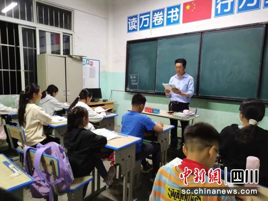 给学生上课的蒋春祥。古蔺县融媒体中心供图 给学生上课的蒋春祥。古蔺县融媒体中心供图