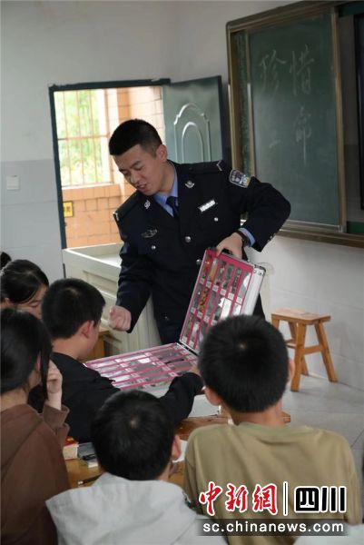 “与警童行”团队成员在进行禁毒教育。四川警察学院供图 “与警童行”团队成员在进行禁毒教育。四川警察学院供图