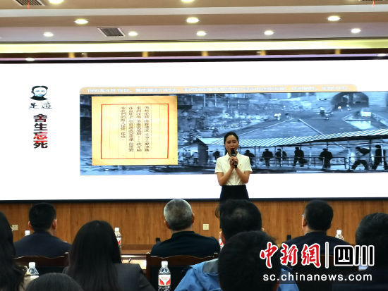 李娟在演讲现场。南部县委宣传部供图 李娟在演讲现场。南部县委宣传部供图