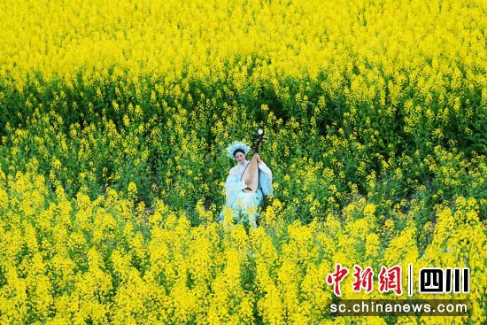 花田音乐会促民族团结“一路生花”。叙永县委统战部供图 花田音乐会促民族团结“一路生花”。叙永县委统战部供图