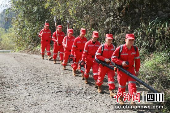 队员带上森林防灭火装备到山区开展巡护。 什邡市委宣传部供图 队员带上森林防灭火装备到山区开展巡护。 什邡市委宣传部供图