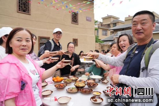 活动现场。(越西县文化广播电视和旅游局 供图) 活动现场。(越西县文化广播电视和旅游局 供图)