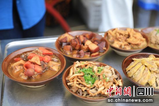 坝坝宴美食。(越西县文化广播电视和旅游局 供图) 坝坝宴美食。(越西县文化广播电视和旅游局 供图)