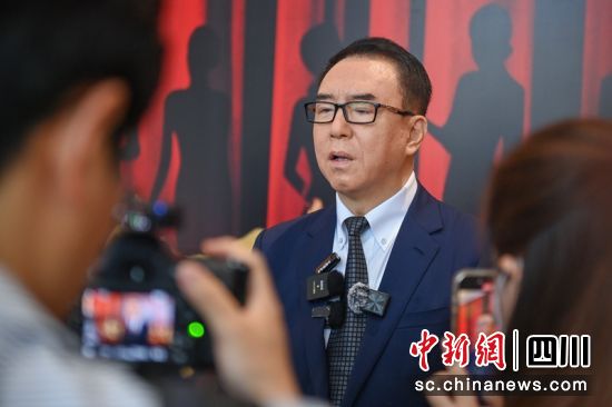 著名导演郎昆接受媒体采访现场。记者 刘忠俊 摄 著名导演郎昆接受媒体采访现场。记者 刘忠俊 摄