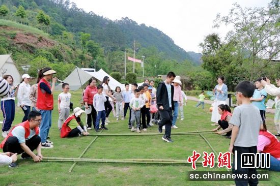 开心玩耍的游客。青神融媒供图 开心玩耍的游客。青神融媒供图