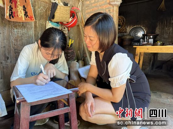 “爱心妈妈”开展结对帮扶活动。 四川省妇联 供图 “爱心妈妈”开展结对帮扶活动。 四川省妇联 供图