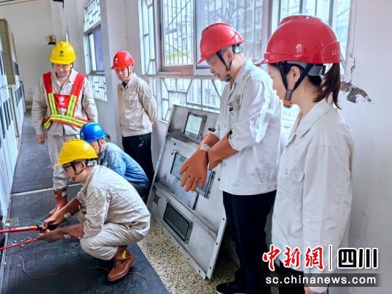 抢修人员正在检查供电设施。泸州供电供图 抢修人员正在检查供电设施。泸州供电供图