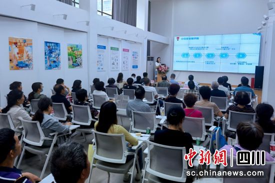 “小住安全随手拍”活动现场。刘忠俊 摄 “小住安全随手拍”活动现场。刘忠俊 摄