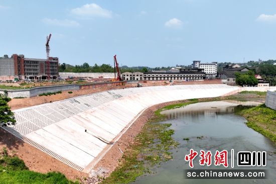 完工的泸州龙马潭区胡市场镇段堤防工程。泸州应急供图 完工的泸州龙马潭区胡市场镇段堤防工程。泸州应急供图