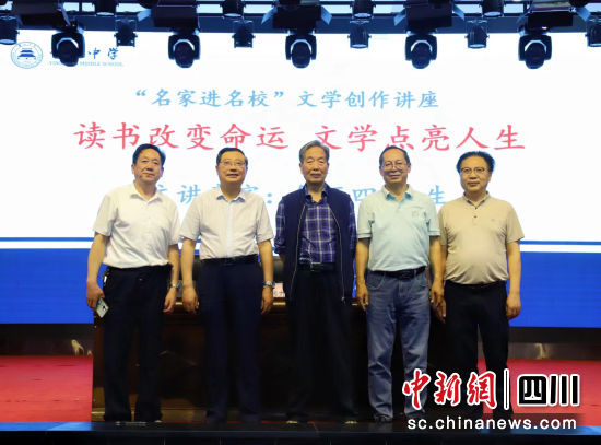 合影留念。晓风皓月 摄 合影留念。晓风皓月 摄