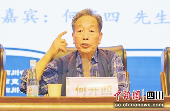 何开四先生讲座。晓风皓月 摄 何开四先生讲座。晓风皓月 摄