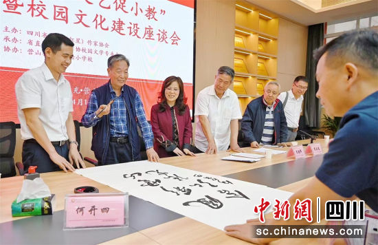 何开四即兴赋诗挥毫。晓风皓月 摄 何开四即兴赋诗挥毫。晓风皓月 摄