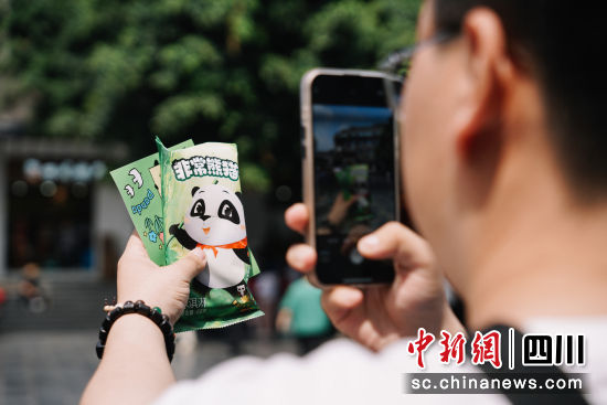 “安逸”给游客派发的冰淇淋。(唐倩 摄) “安逸”给游客派发的冰淇淋。(唐倩 摄)