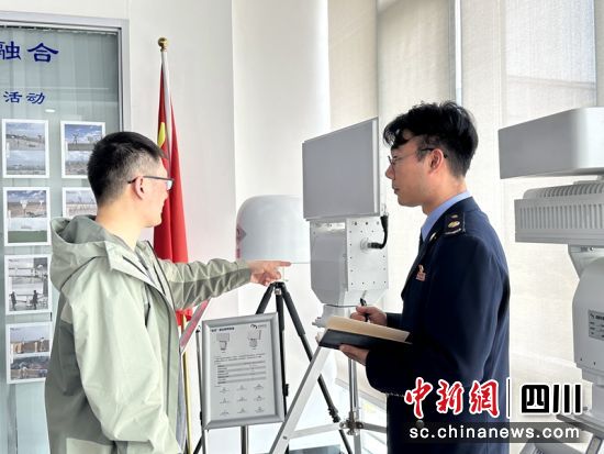 税务局干部走进企业开展政策辅导。成都税务供图 税务局干部走进企业开展政策辅导。成都税务供图