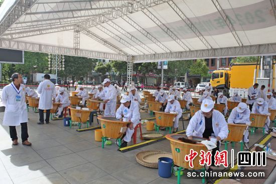 手工制茶比赛现场。康勇 摄 手工制茶比赛现场。康勇 摄