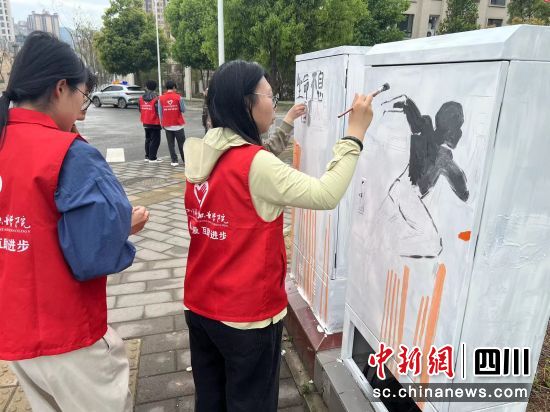 城市美化工作现场。(贾永乐 摄) 城市美化工作现场。(贾永乐 摄)