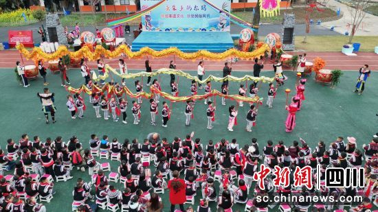 体验羌族文化。 北川县委宣传部供图 体验羌族文化。 北川县委宣传部供图