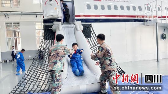 高空紧急逃生训练。 北川县委宣传部供图 高空紧急逃生训练。 北川县委宣传部供图