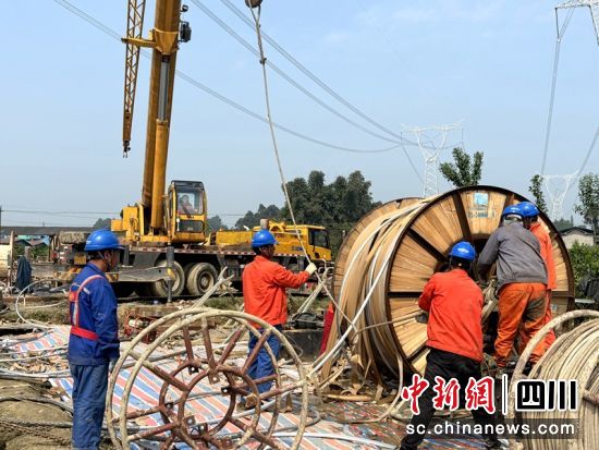 施工放线现场。陈静 摄 施工放线现场。陈静 摄