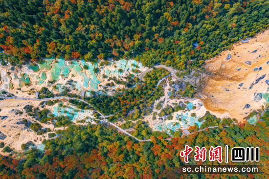 黄龙秋日美景。(杨友利 摄) 黄龙秋日美景。(杨友利 摄)