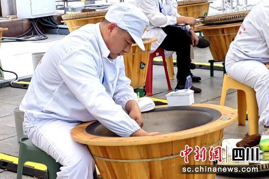 正在比赛的眉山选手文国平。受访者供图 正在比赛的眉山选手文国平。受访者供图