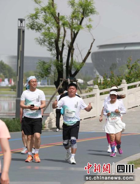 第二届东安湖半马21日鸣枪起跑。 赛事组委会供图 第二届东安湖半马21日鸣枪起跑。 赛事组委会供图