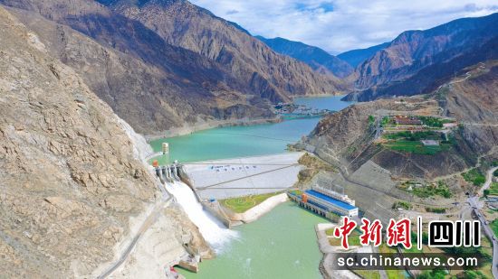 绿水的问候高山的回应。代麒麟 摄 绿水的问候高山的回应。代麒麟 摄