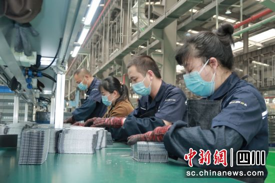 鑫煜精密科技有限公司生产线。衡欢 摄 鑫煜精密科技有限公司生产线。衡欢 摄