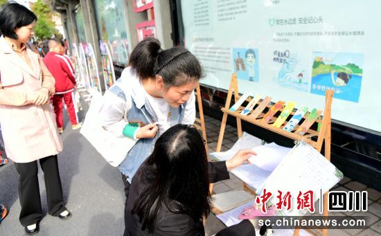 家长在观看学生的作品。郭明 摄 家长在观看学生的作品。郭明 摄