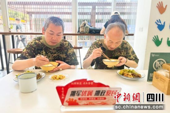 老兵们在“老兵食堂”用餐。自贡市退役军人事务局 供图 老兵们在“老兵食堂”用餐。自贡市退役军人事务局 供图