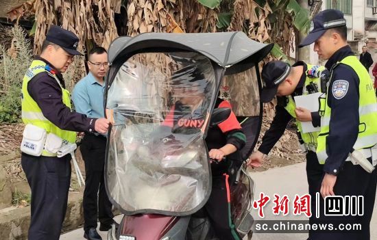 整治行动现场。沿滩交警 供图 整治行动现场。沿滩交警 供图