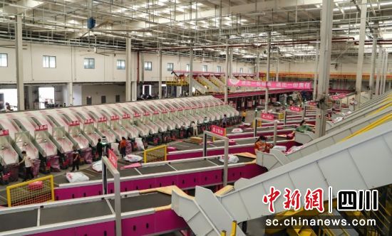 唯品会(中国)西部总部基地。胡禹 摄 唯品会(中国)西部总部基地。胡禹 摄