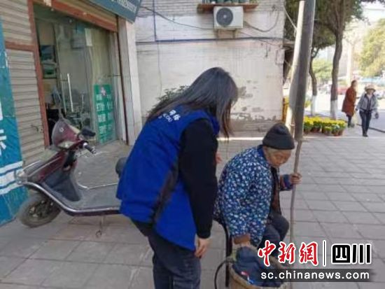 正在护送老人。李军 摄 正在护送老人。李军 摄