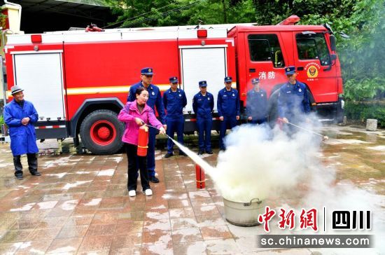 消防安全技能培训现场。汶川县委宣传部供图 消防安全技能培训现场。汶川县委宣传部供图