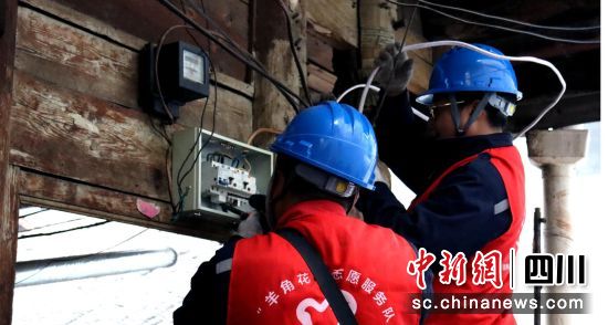 电力改造现场。松潘县委宣传部供图 电力改造现场。松潘县委宣传部供图