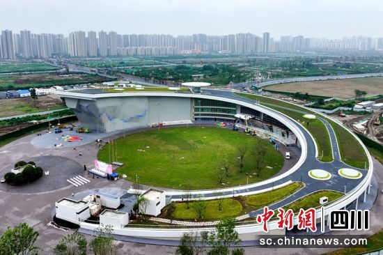占地面积8031平方米的眉山国际攀岩中心。记者 刘忠俊 摄 占地面积8031平方米的眉山国际攀岩中心。记者 刘忠俊 摄