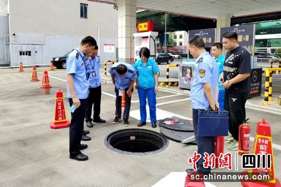 执法人员现场辅导企业开展安全生产检查等。成都应急供图 执法人员现场辅导企业开展安全生产检查等。成都应急供图