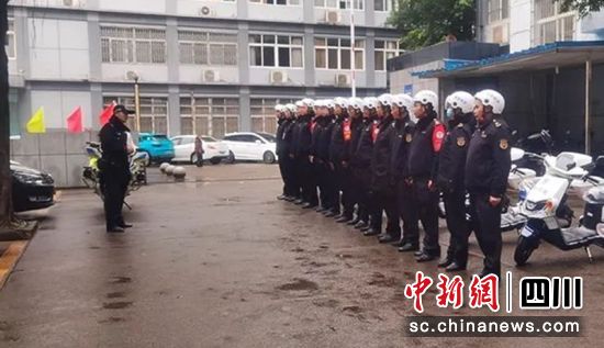 “老兵骑巡队”。自贡市退役军人事务局 供图 “老兵骑巡队”。自贡市退役军人事务局 供图