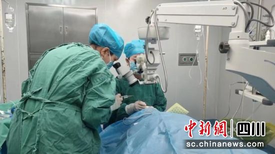 为白内障患者实施手术。壤塘县委宣传部供图 为白内障患者实施手术。壤塘县委宣传部供图
