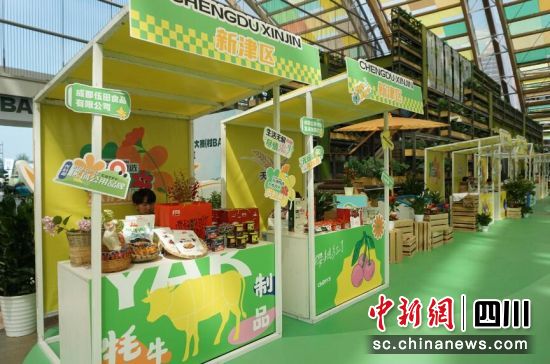 比赛现场设置有乡村集市。陈选斌 摄 比赛现场设置有乡村集市。陈选斌 摄