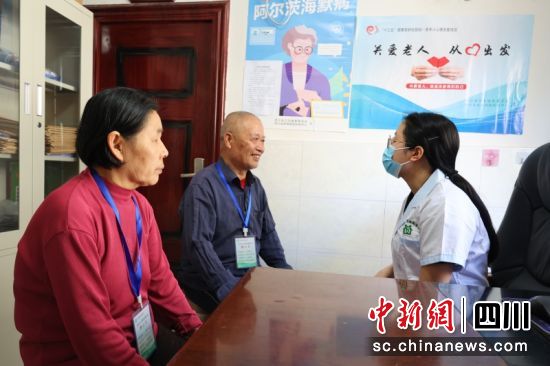 在西充县城南社区卫生服务中心心理关爱室内,医生正在与老人聊天谈心。廖桂华 摄 在西充县城南社区卫生服务中心心理关爱室内,医生正在与老人聊天谈心。廖桂华 摄