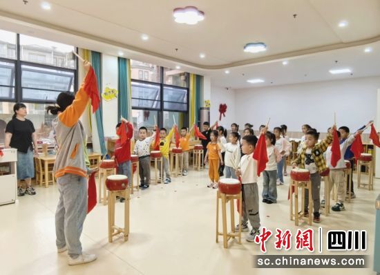 在西充县托育服务中心内,托班老师正和孩子们积极互动。廖桂华 摄 在西充县托育服务中心内,托班老师正和孩子们积极互动。廖桂华 摄