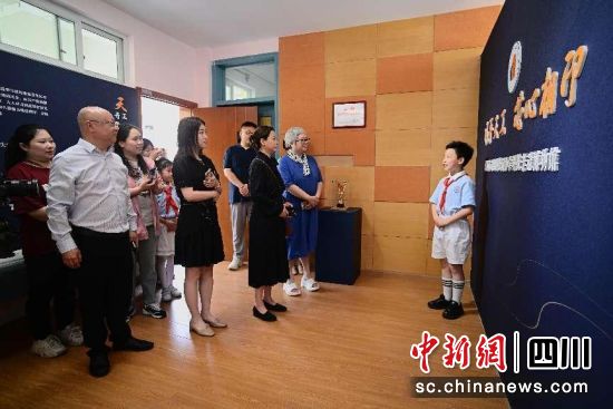 学生讲解展馆。(成都市非物质文化遗产保护中心供图) 学生讲解展馆。(成都市非物质文化遗产保护中心供图)