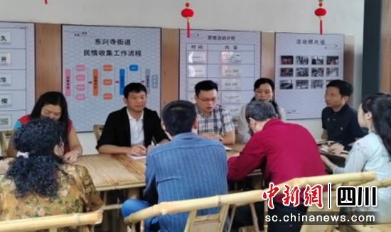 茶馆里交流讨论社区事务。自贡市退役军人事务局 供图 茶馆里交流讨论社区事务。自贡市退役军人事务局 供图
